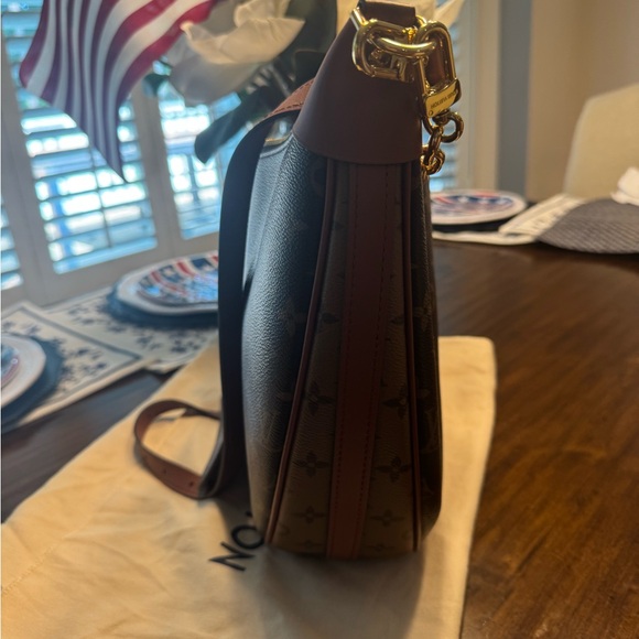 Louis Vuitton Reverse Monogram Loop - Picture 5 of 16